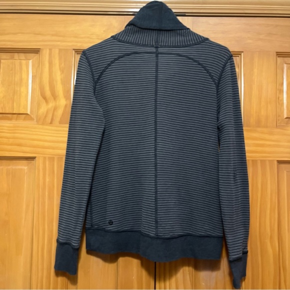 Lululemon Reversible Turtleneck Athletic Top Size Medium - Picture 4 of 8